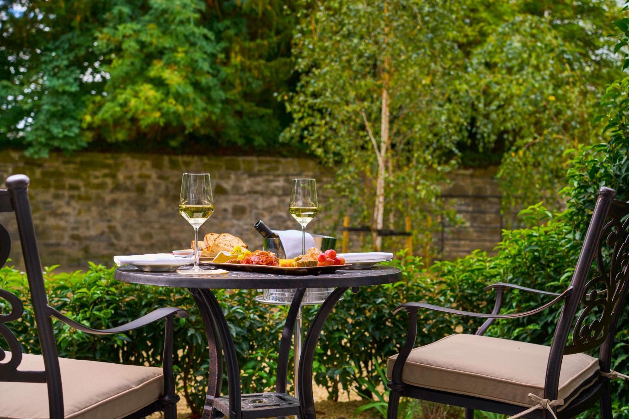 카르톤 하우스 호텔 메이누스 외부 사진 A patio set