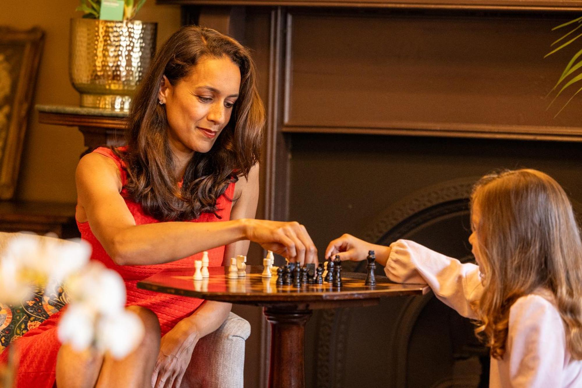 카르톤 하우스 호텔 메이누스 외부 사진 A woman playing chess with her daughter
