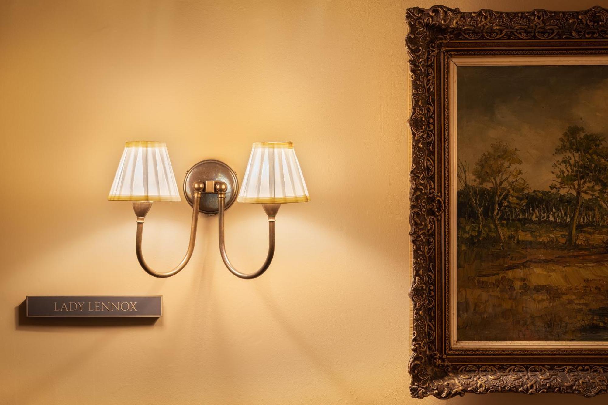 카르톤 하우스 호텔 메이누스 외부 사진 A wall light